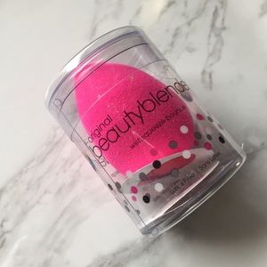 beautyblender sponge in pink